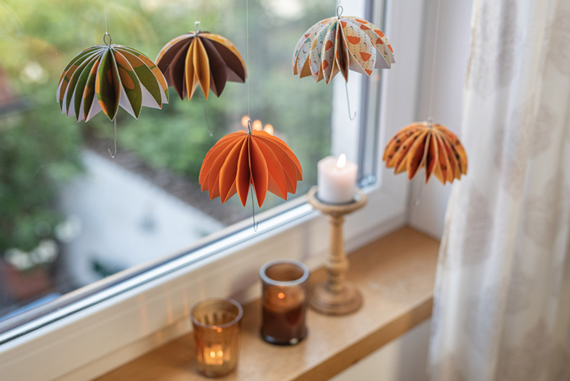 Make autumnal window decorations