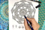 Het Mars Mandala-ontwerp is verfijnd met een Tombow MONO fineliner. Het symmetrische ontwerp is voorzien van filigraan ornamenten en bladvormen. Verschillende decoratieve elementen zijn zichtbaar aan de onderkant van de mandala.