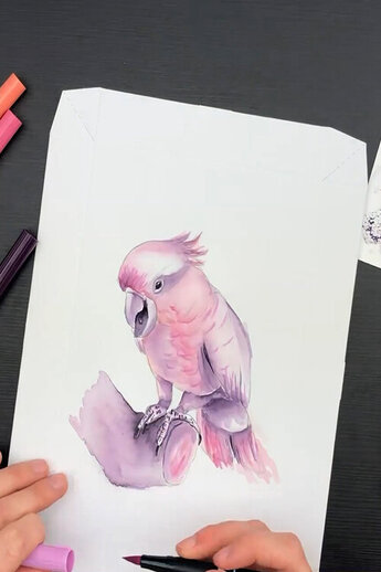 Gekleurde kaketoe in zachtroze en paarse tinten op een tak, ontworpen met penseelstiften en water