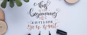 Un design inspirant de lettrage à la main avec la citation "This is the beginning of anything you want" dans une combinaison élégante de noir et de cuivre - idéal pour des cartes de motivation créatives ou une décoration murale.