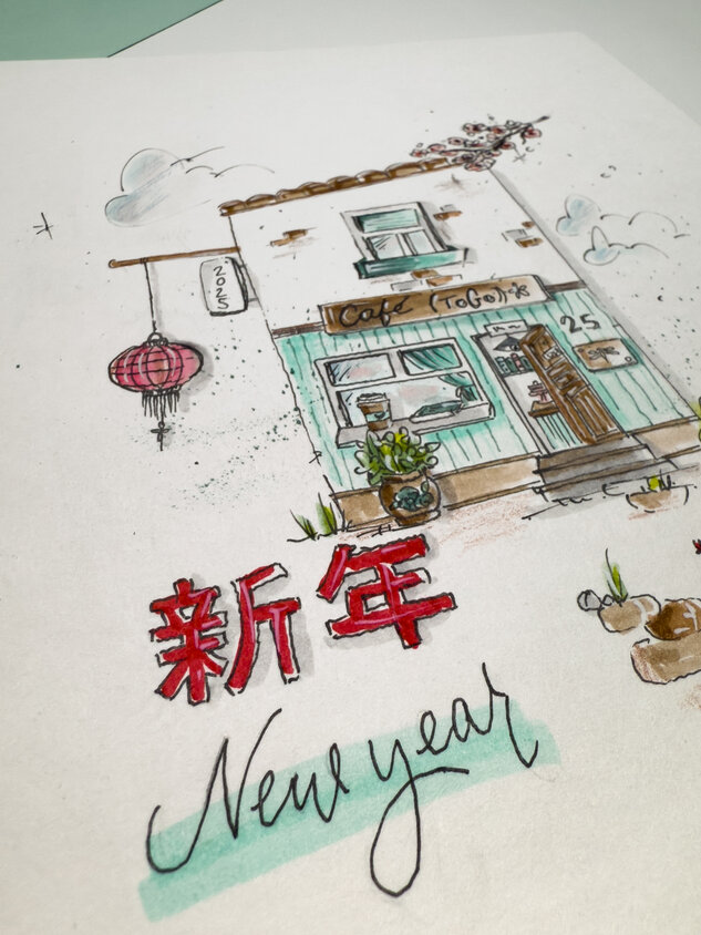 Een handgetekende, gekleurde illustratie toont een café (To Go) met een lantaarn, het jaar 2025 en de letters 新年 (Nieuwjaar). Kleuraccenten werden toegevoegd met ABT Dual Brush Pens en een waterbrush.